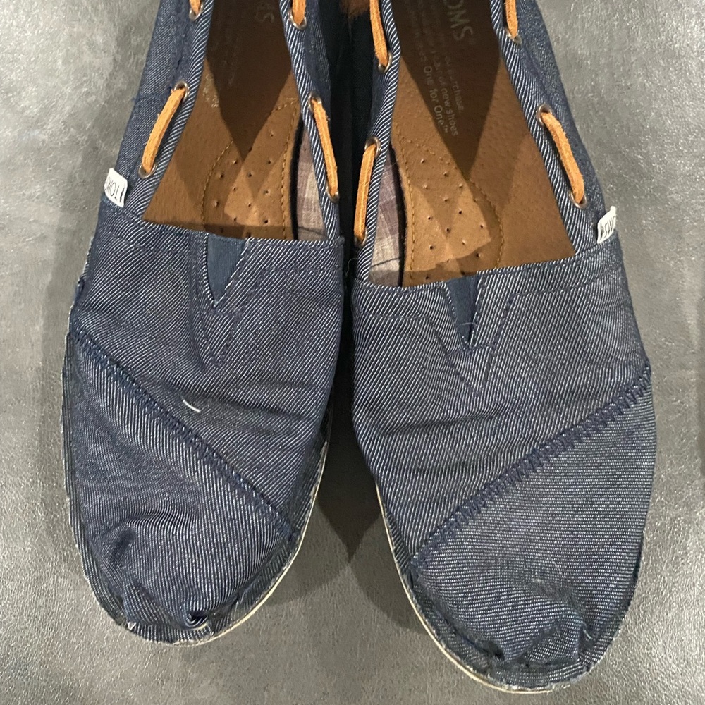 Toms shoes size 8M